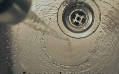 Não jogue água quente no ralo da pia